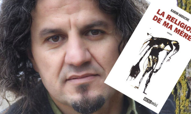 Karim Akouche : <em>Seg l’étranger</em>, neɣ «Jmenfu i tent-id-ifukken » ɣer <em>La religion de ma mère</em>, neɣ « Imi temmut yemma awer ɛacent akk tlawin »